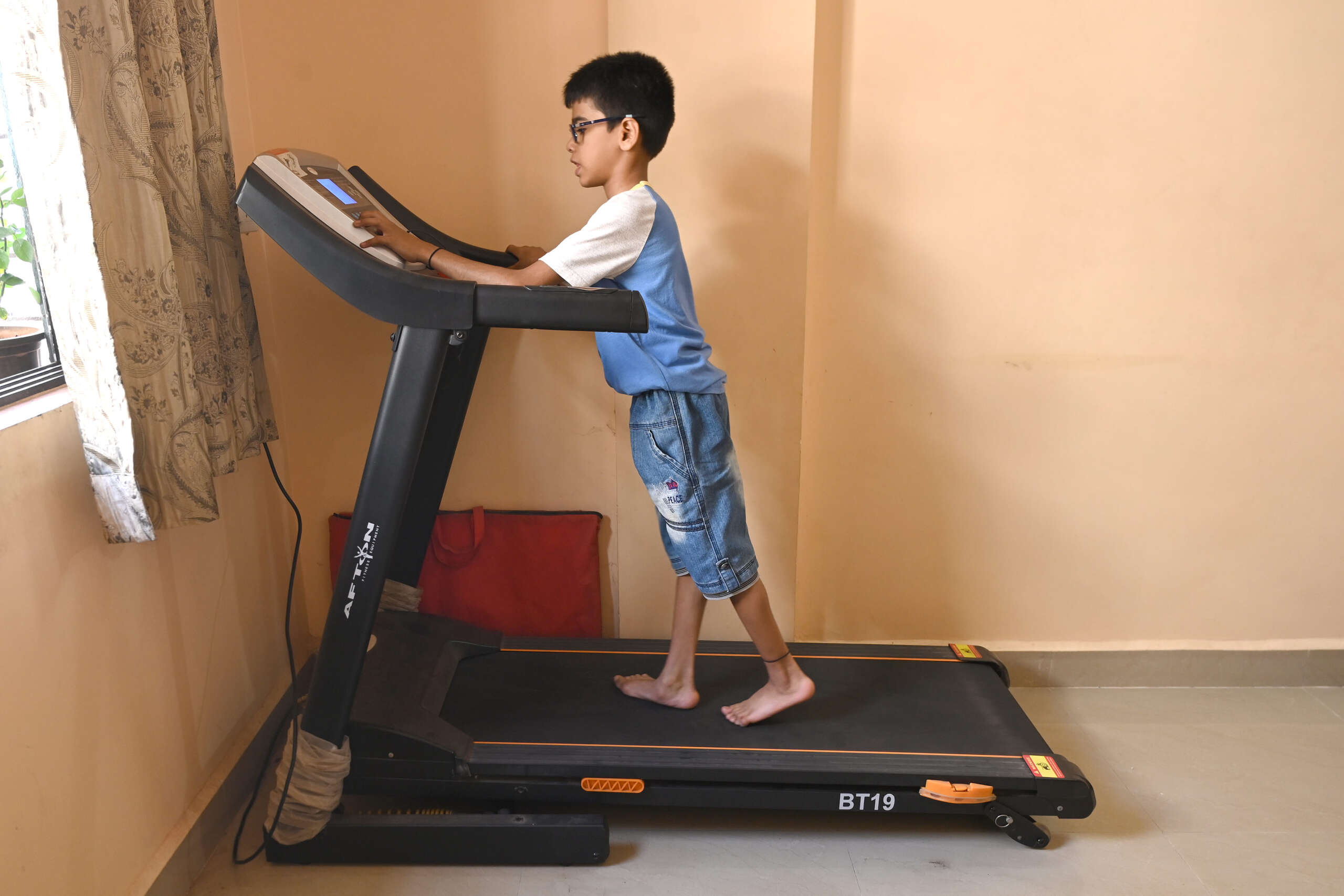 दिव्यान्ग लाभार्थ्यांना वस्तू वाटप